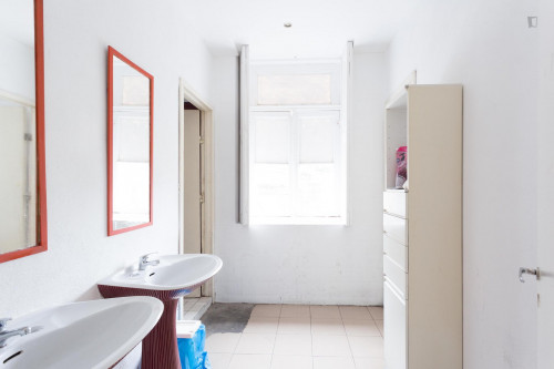 Pleasant double bedroom not far from Escola Superior de Enfermagem de Santa Maria - Gallery - 7