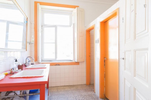Pleasant double bedroom not far from Escola Superior de Enfermagem de Santa Maria