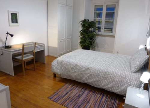 Bright room in a 6-bedroom apartment in Saldanha, Lisbon - VH I - Room 2
