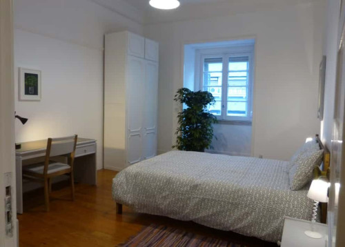 Bright room in a 6-bedroom apartment in Saldanha, Lisbon - VH I - Room 2