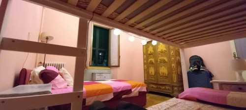 Room in Piazza Giuseppe Garibaldi, La Spezia for 120 m² with 3 bedrooms