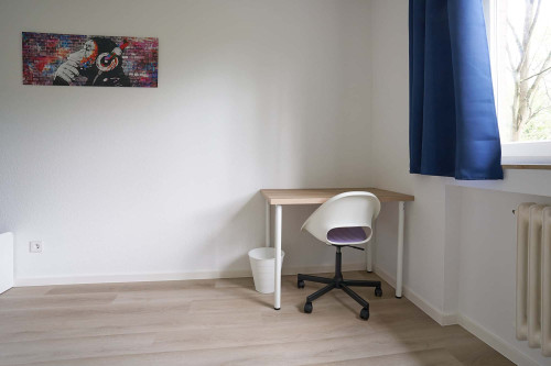 Kölner Landstraße- Room 1