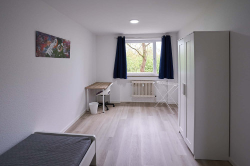 Kölner Landstraße- Room 1