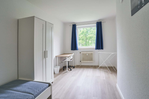 Kölner Landstraße- Room 3