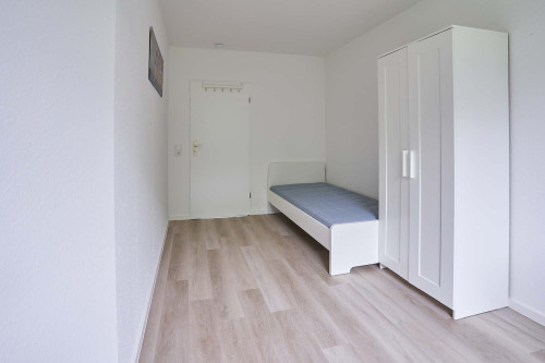 Kölner Landstraße- Room 3