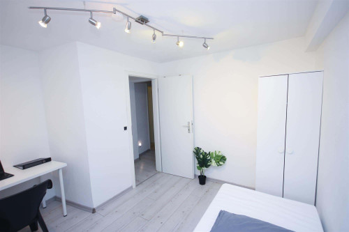 Room in Endersbacher Straße, Stuttgart for 60 m² with 4 bedrooms