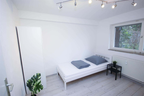 Room in Endersbacher Straße, Stuttgart for 60 m² with 4 bedrooms