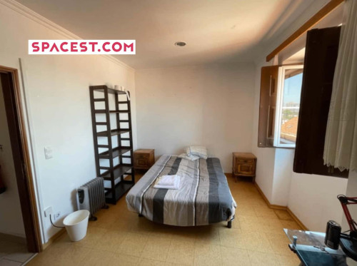 Single Room with double bed in Coimbra