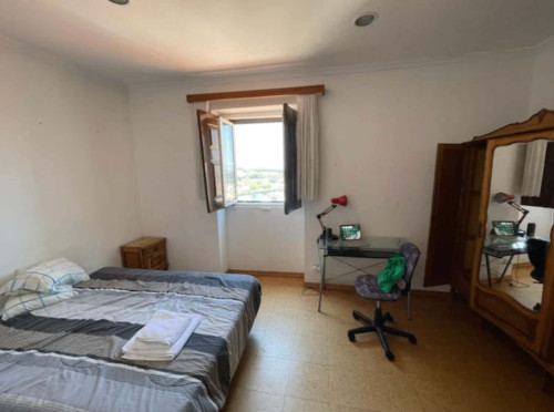 Single Room with double bed in Coimbra