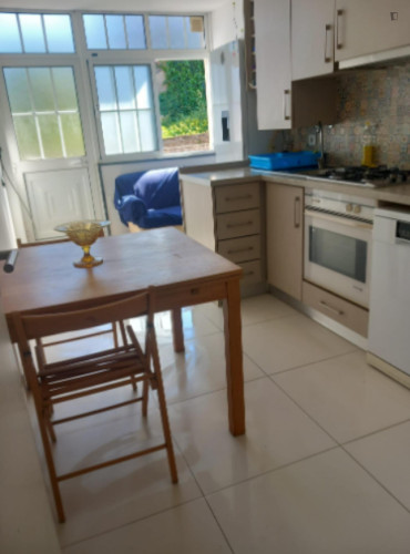 Welcoming bedroom in Santo António dos Olivais area  - Gallery -  5