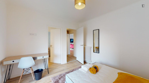 Neat double ensuite bedroom near Parc de la Noë Mitrie