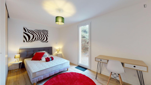 Pleasant double ensuite bedroom near Parc de la Noë Mitrie