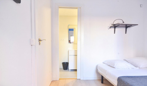 Alluring double ensuite bedroom in a 5-bedroom apartment near Parc del Mirador del Poble Sec