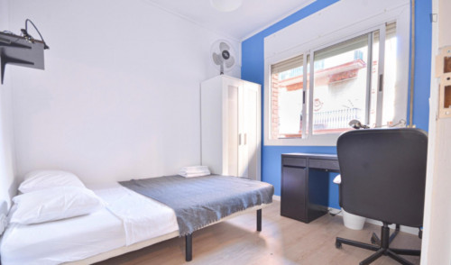 Alluring double ensuite bedroom in a 5-bedroom apartment near Parc del Mirador del Poble Sec