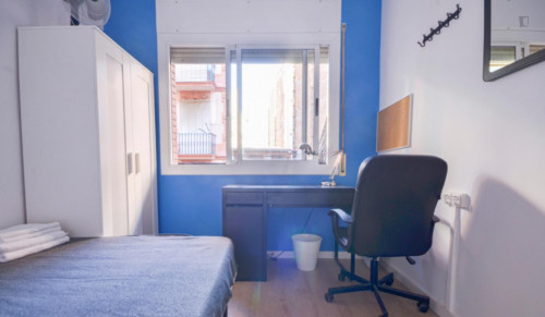 Alluring double ensuite bedroom in a 5-bedroom apartment near Parc del Mirador del Poble Sec