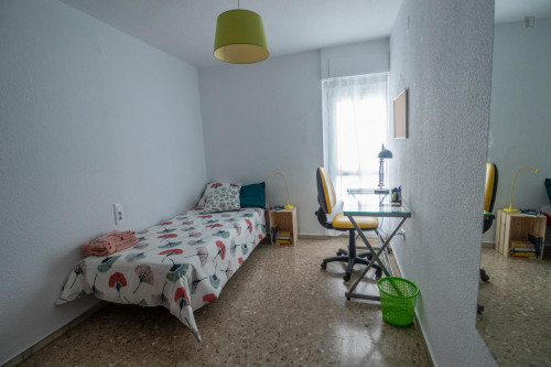 Double bedroom in 4-bedroom apartment - Gallery - 10