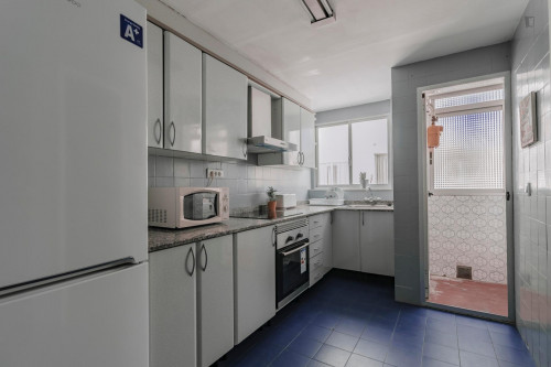 Double bedroom in 4-bedroom apartment - Gallery - 7