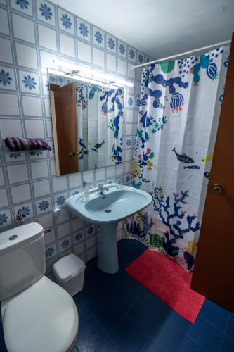 Double bedroom in 4-bedroom apartment - Gallery - 9