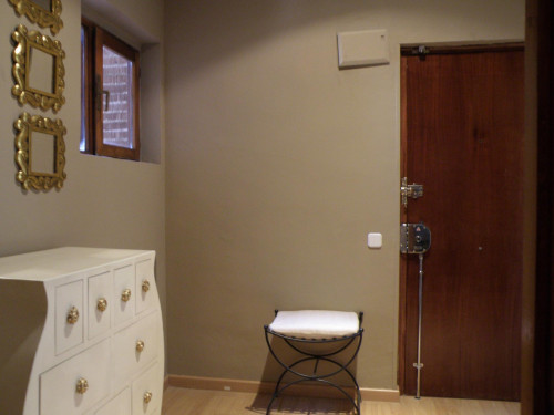 Comfy single bedroom in a 3-bedroom flat near Parque del Retiro