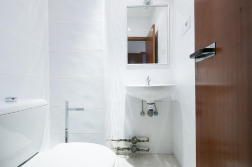 Comfy single bedroom in a 3-bedroom flat near Parque del Retiro