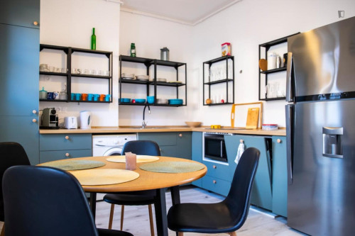 Inviting single bedroom