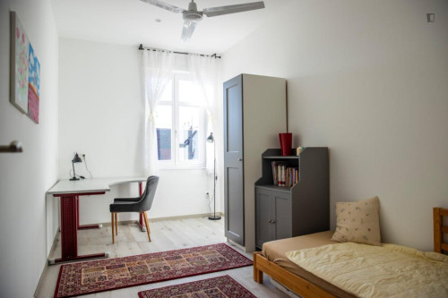 Inviting single bedroom