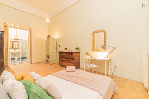 Inviting double ensuite bedroom near Bajza utca station