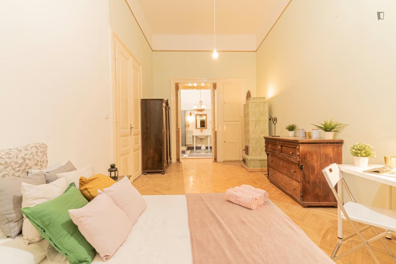 Inviting Double Ensuite Bedroom Near Bajza Utca Station - Inviting double ensuite bedroom near Bajza utca station - Gallery - 1