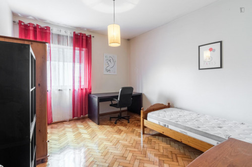 Really neat single bedroom near Instituto Superior de Engenharia
