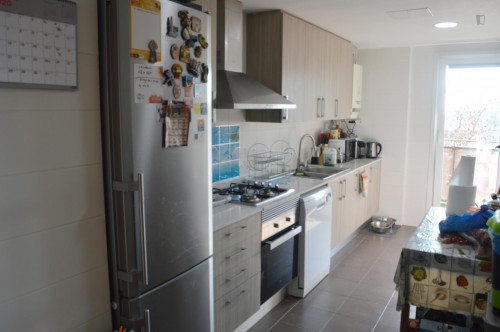 Bright double bedroom in a 3-bedroom apartment near Trinitat Nova metro station - Gallery - 13