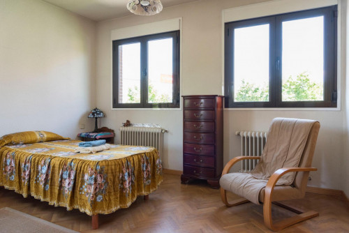 Big single bedroom near the Mirasierra metro with private bathroom