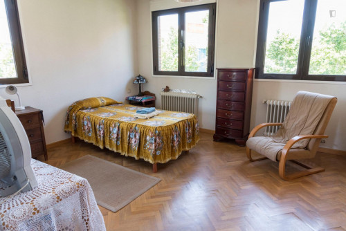 Big single bedroom near the Mirasierra metro with private bathroom
