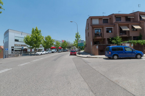 Big single bedroom near the Mirasierra metro with private bathroom - Gallery - 14