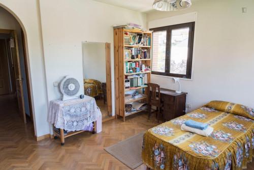 Big single bedroom near the Mirasierra metro with private bathroom