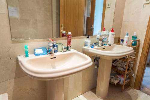 Big single bedroom near the Mirasierra metro with private bathroom - Gallery - 12