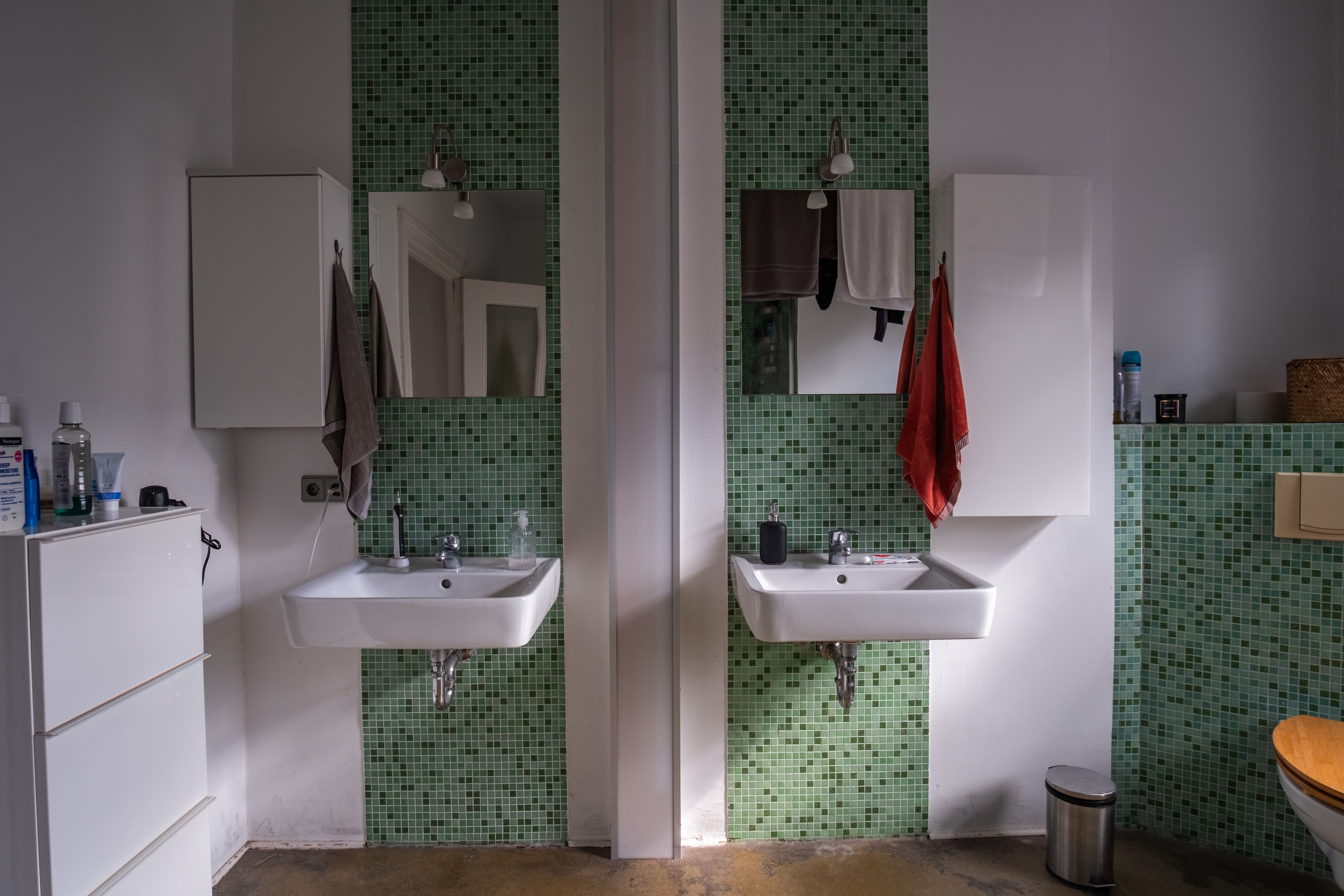  3-Room Altbau Near Mauerpark, 4th Floor, Flooded With Light  -  3-Room Altbau near Mauerpark, 4th Floor, Flooded with Light  - Gallery -  9