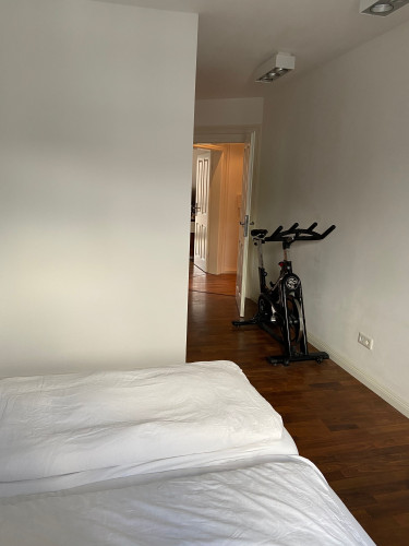Quiet 110sqm apartment near main station with office