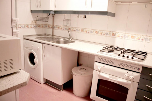 Cosy single bedroom in a 4-bedroom flat, in central Castellana - Gallery - 11