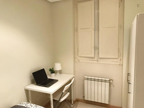 Cosy single bedroom in a 4-bedroom flat, in central Castellana - Gallery - 15