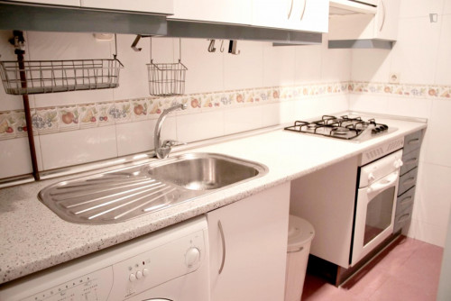 Cosy single bedroom in a 4-bedroom flat, in central Castellana