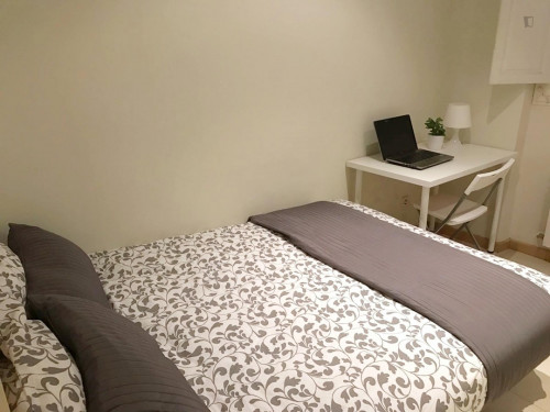 Cosy single bedroom in a 4-bedroom flat, in central Castellana - Gallery - 16