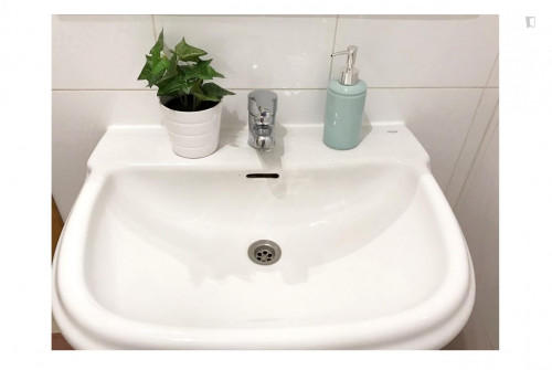 Cosy single bedroom in a 4-bedroom flat, in central Castellana - Gallery - 8
