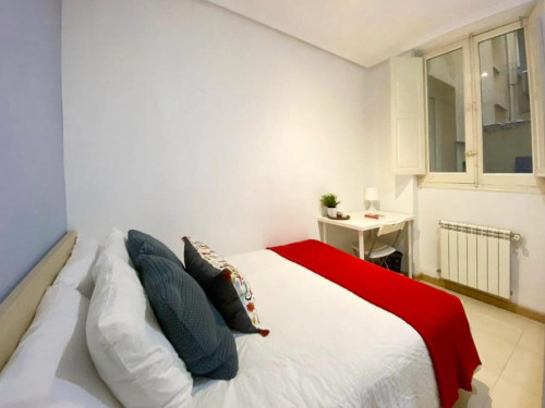 Cosy single bedroom in a 4-bedroom flat, in central Castellana