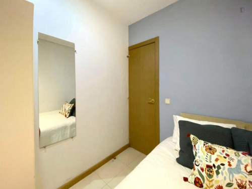 Cosy single bedroom in a 4-bedroom flat, in central Castellana