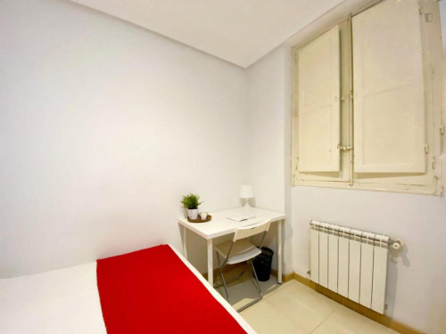 Cosy single bedroom in a 4-bedroom flat, in central Castellana