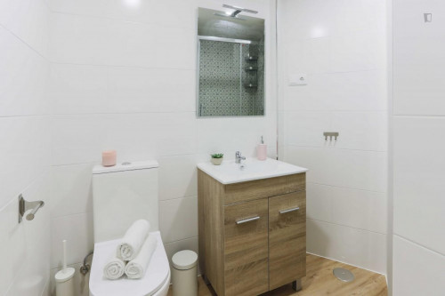 Tasteful double bedroom in a student flat, in Arguelles - Gallery - 5