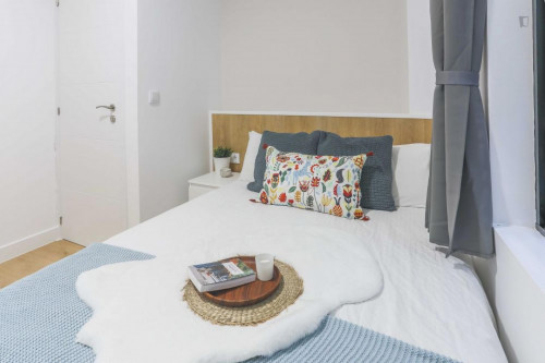 Tasteful double bedroom in a student flat, in Arguelles - Gallery - 23