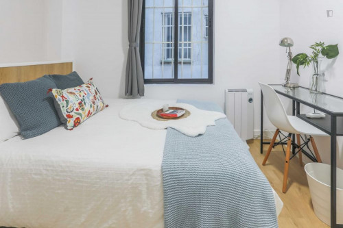 Tasteful double bedroom in a student flat, in Arguelles - Gallery - 14