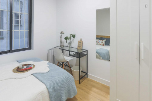 Tasteful double bedroom in a student flat, in Arguelles - Gallery - 22