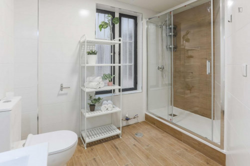 Tasteful double bedroom in a student flat, in Arguelles - Gallery - 9